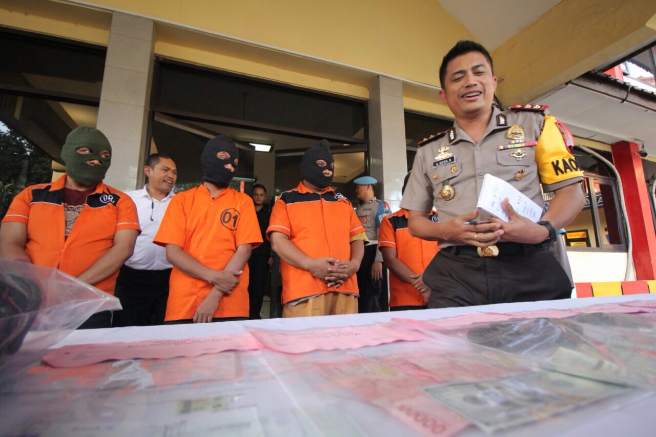 Petugas menunjukkan barang bukti dan tersangka