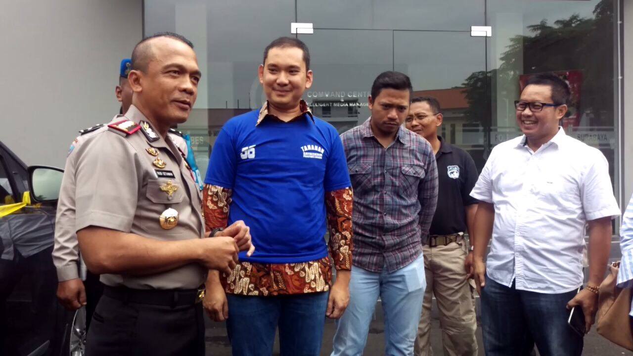 Senyum Santai, Tersangka Penembak Mobil Tolak Kenakan Penutup Wajah