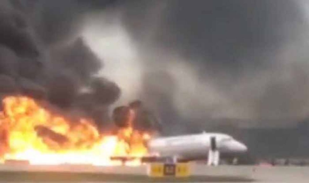 Pesawat Sukhoi SSJ 100 Terbakar di Bandara Rusia, 41 Penumpang Tewas