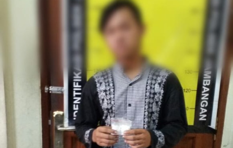 Mn saat ditangkap di Polsek Jambangan/Foto: Narendra Bakrie