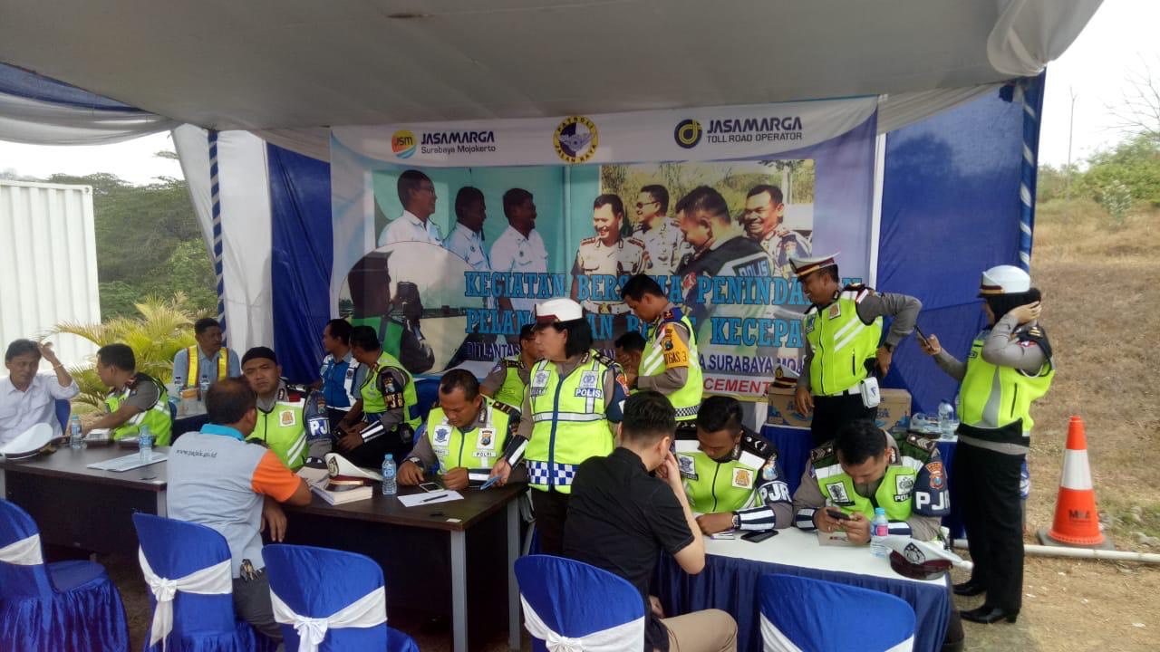 Pelaksanaan operasi yang dilakukan Ditlantas Polda Jatim di exit Tol Warugunung, dengan area pemantauan di titik jalur A KM 720, Selasa (16/10/2018).

