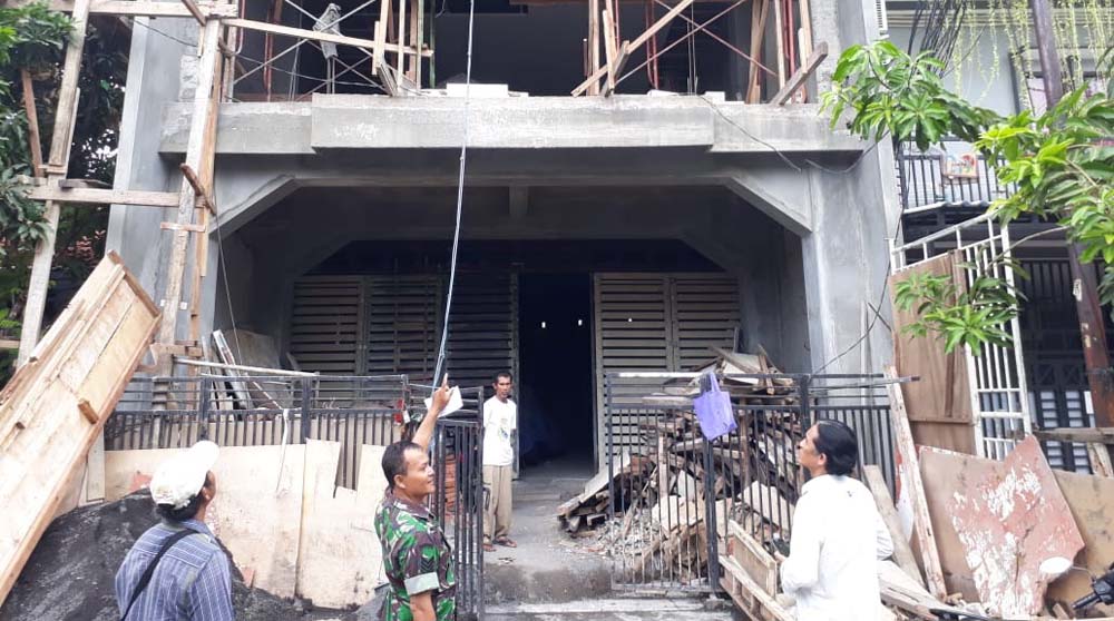 Petugas menunjukkan TKP jatuhnya pekerja proyek. 