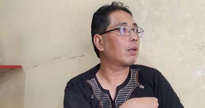 Yuri Wido Nurcahyo, suami korban saat ditemui di rumahnya di Jalan Gubeng Airlangga V, Surabaya.