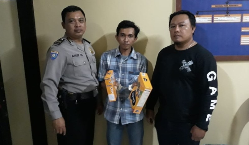 Miko (tengah) saat diamankan di Mapolsek Sukomanunggal, Surabaya/Foto: Narendra Bakrie 