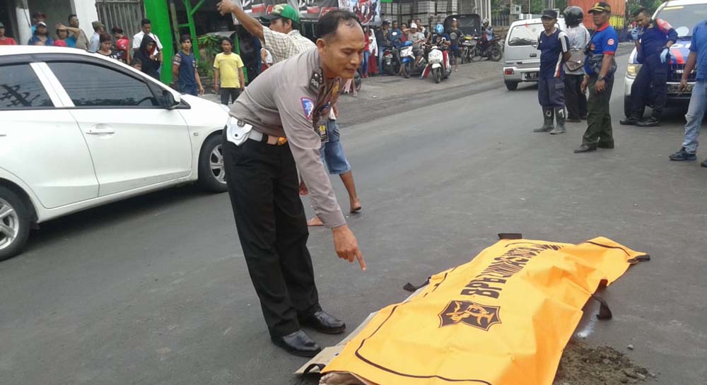  Jasad korban sebelum dievakuasi petugas. 