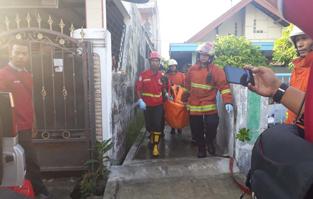 Petugas melakukan evakuasi korban