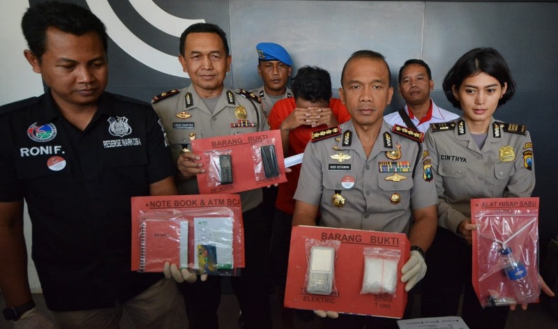 Galih (menutup wajah) di Polrestabes Surabaya/Foto: Narendra Bakrie