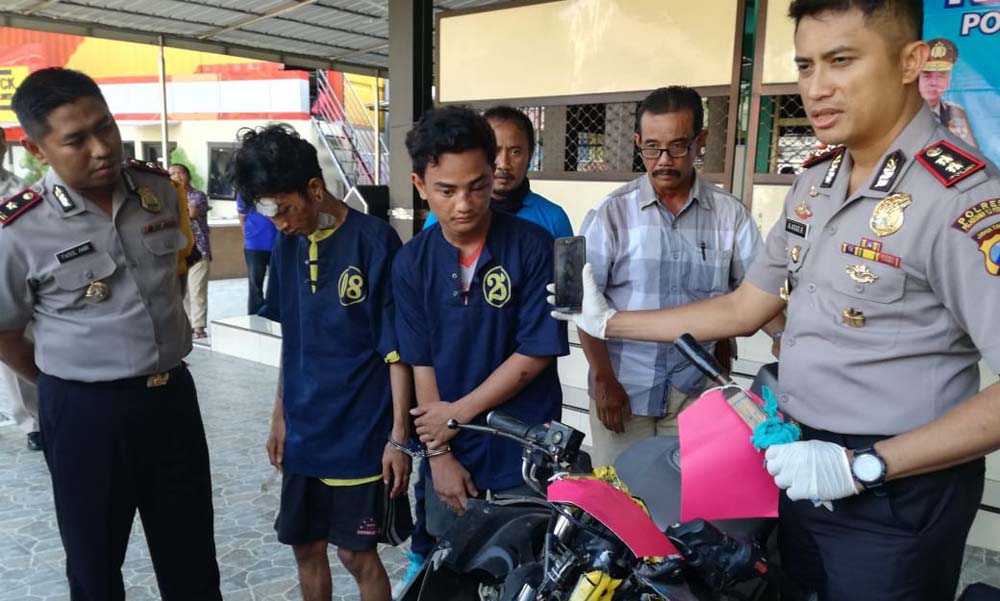 Dua tersangka saat diinterogasi Kapolres Pelabuhan Tanjung Perak Surabaya AKBP Antonius Agus Rahmanto (kanan).