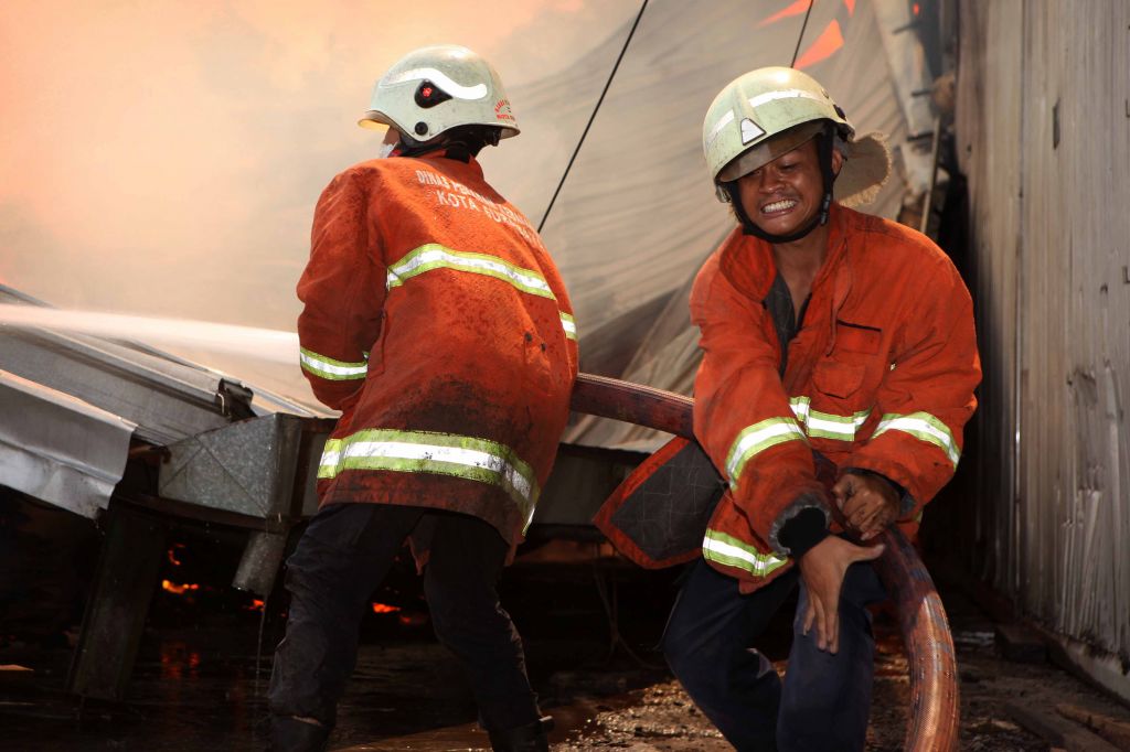 Perjuangan petugas damkar taklukan api yang membakar pabrik kayu di Gresik (Foto-foto: Sahlul Fahmi/jatimnow.com)