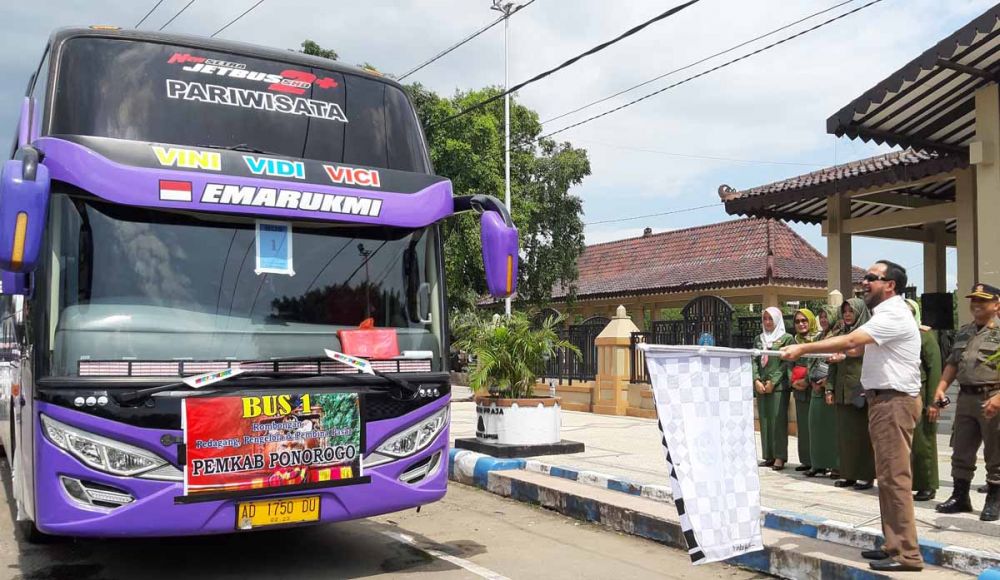 Bupati Ponorogo, Ipong Muchlissoni saat memberangkat 120 pedagang ke acara Pasar Rakyat Award di Tangerang