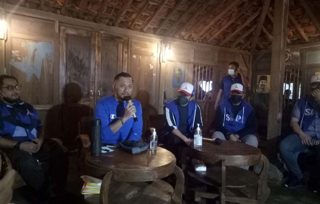 Ketua Umum Partai Demokrat Agus Harimurti Yudhoyono (AHY) saat berada di Kedai Cempaka, Prigen, Pasuruan