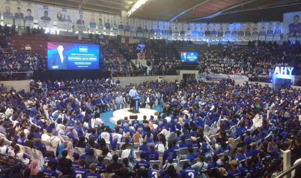 AHY menyampaikan pidato politiknya dalam kampanye akbar Partai Demokrat di Surabaya