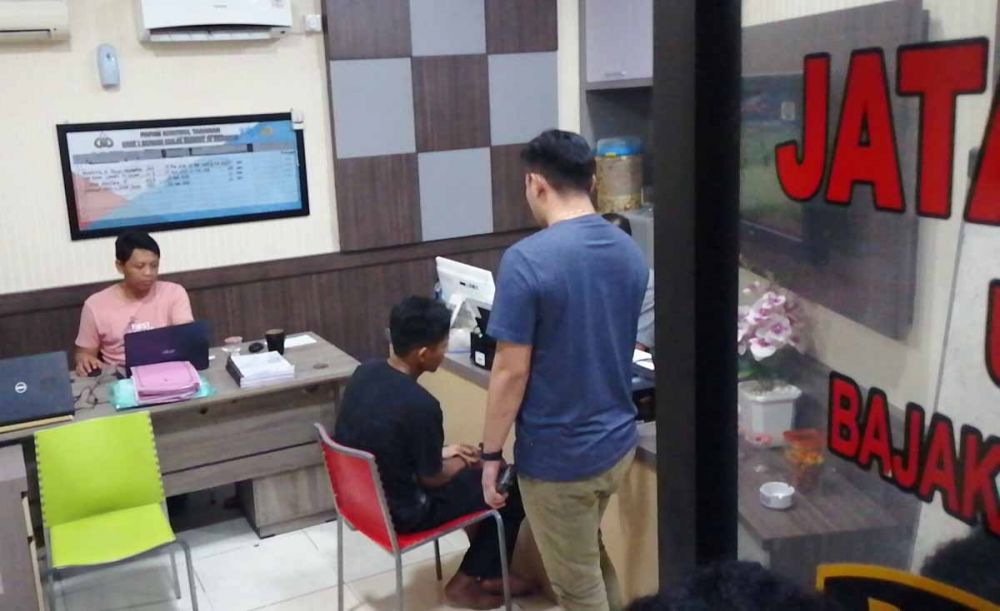 AJ duduk di kursi merah untuk menjalani pemeriksaan