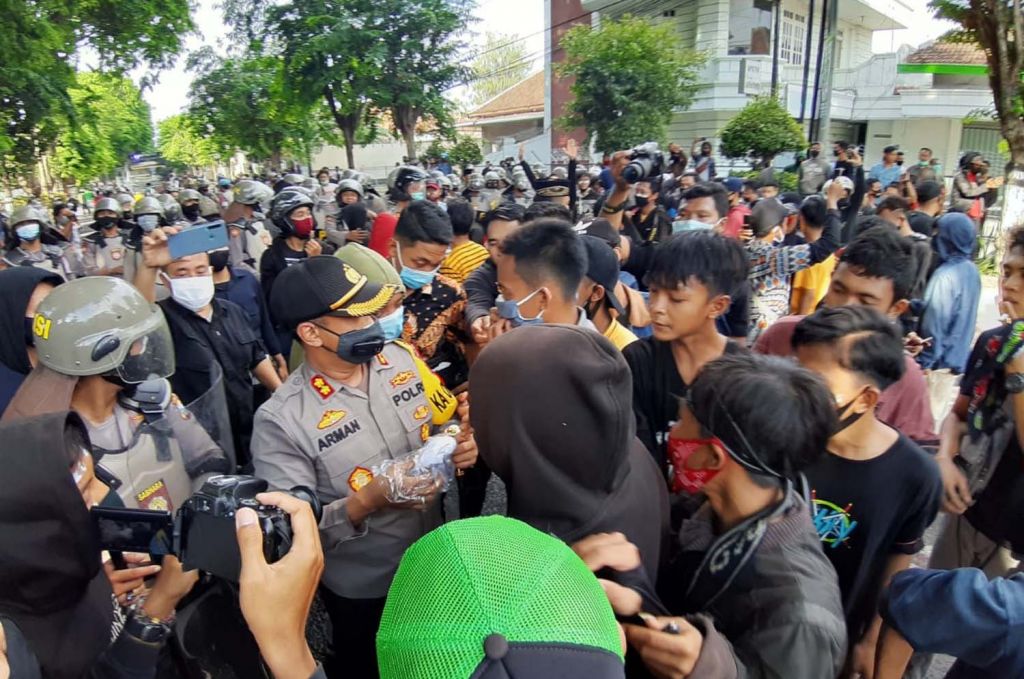 AKBP Arman mendinginkan emosi massa pendemo tolak Omnibus Law di Kota Pasuruan