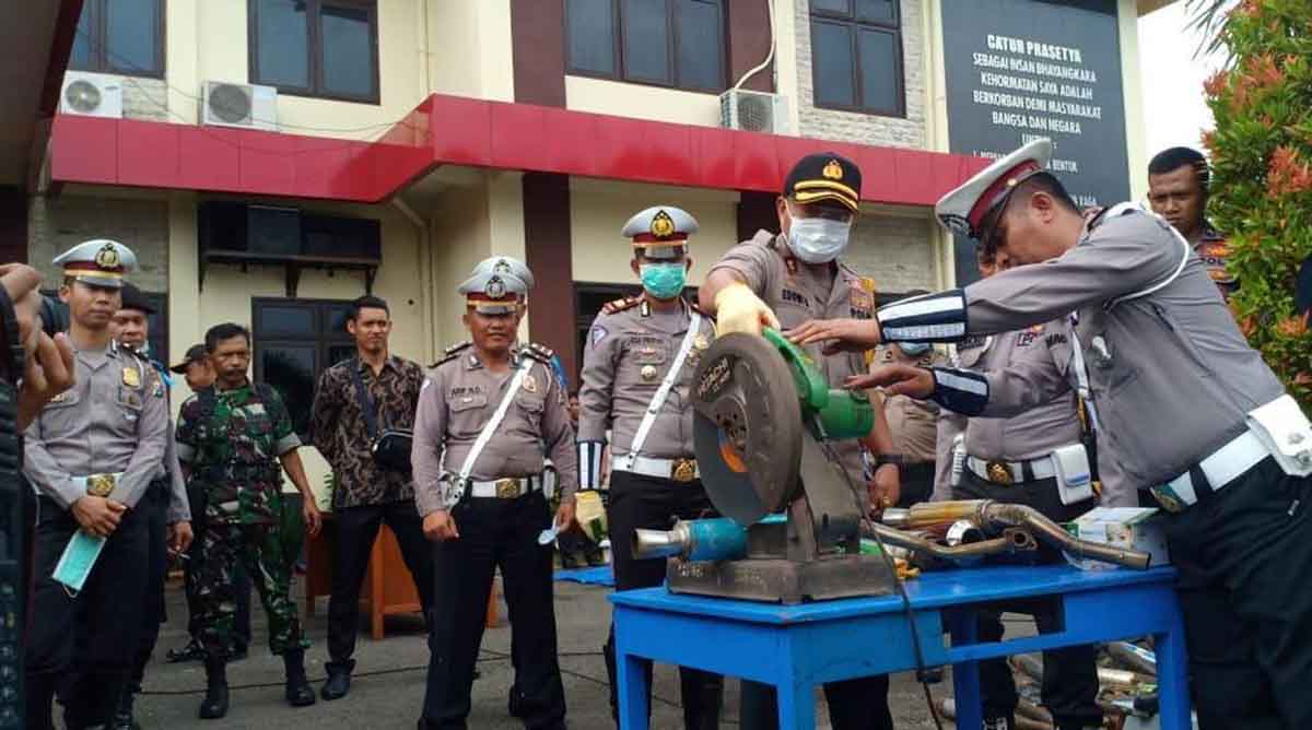 Kapolres Probolinggo, AKBP Eddwi Kurniyanto memotong sejumlah knalpot dengan gergaji listrik