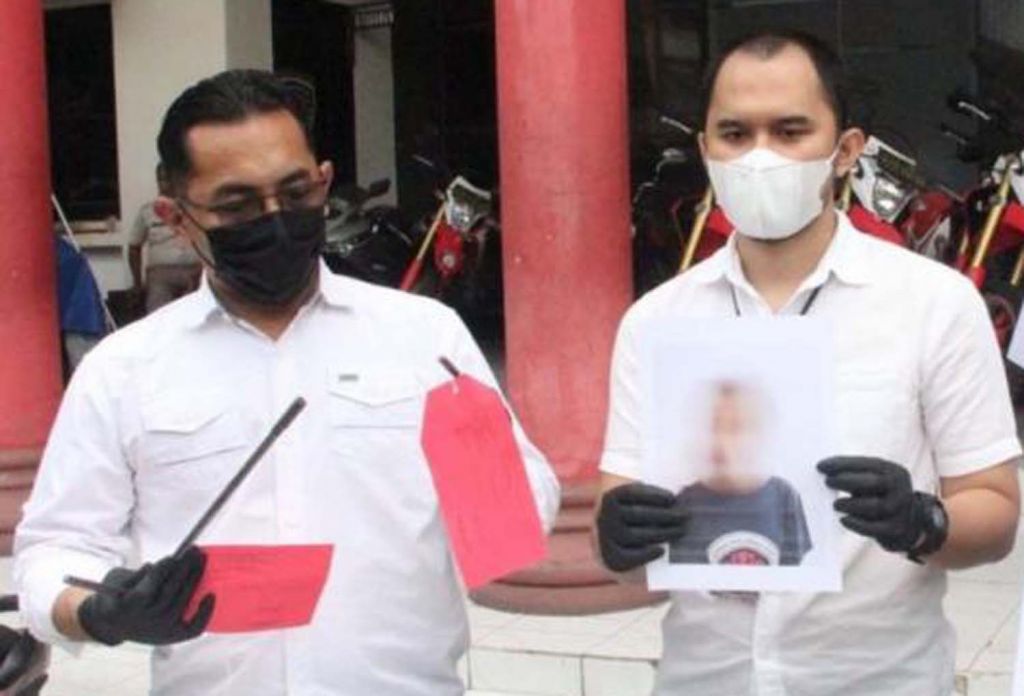 Kasatreskrim Polrestabes Surabaya, AKBP Oki Ahadian (kiri)