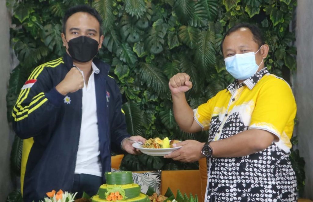 Ketua Dewan Pembina AMPI Jatim, M Sarmuji (kanan) usai seminar