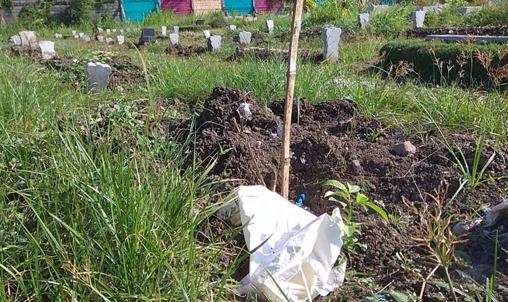 Limbah APD berserakan di TPU Babat Jerawat Surabaya (Foto-foto: Istimewa)