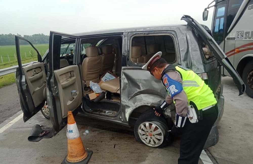 Mobil Suzuki APV yang menabrak Honda BRV di Tol Nganjuk