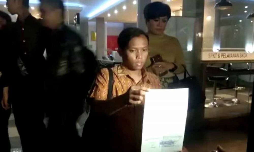 AR, karyawan La Lisa Hotel di SPKT Polrestabes Surabaya