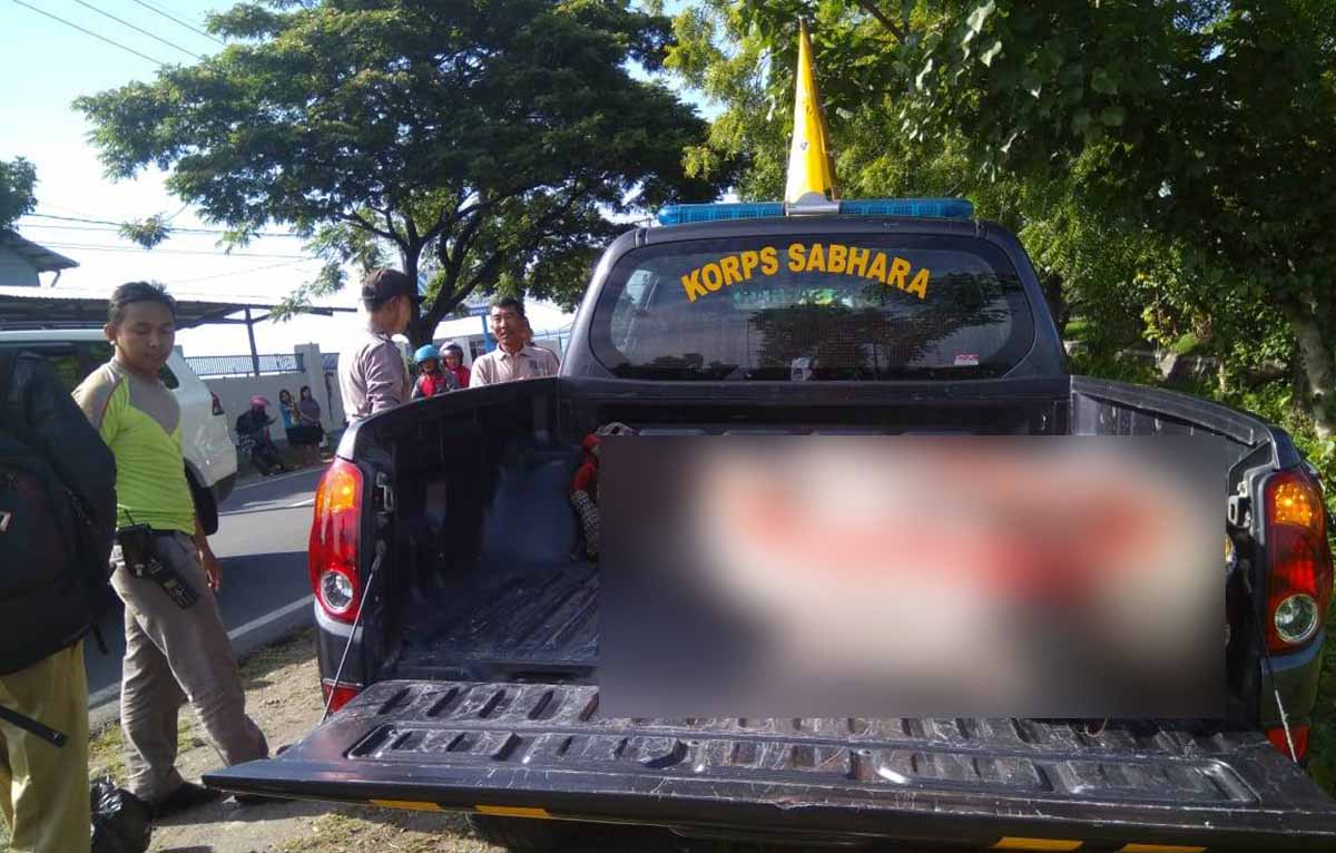 Petugas mengevakuasi jasad ASN yang tewas tertabrak bus di Madiun