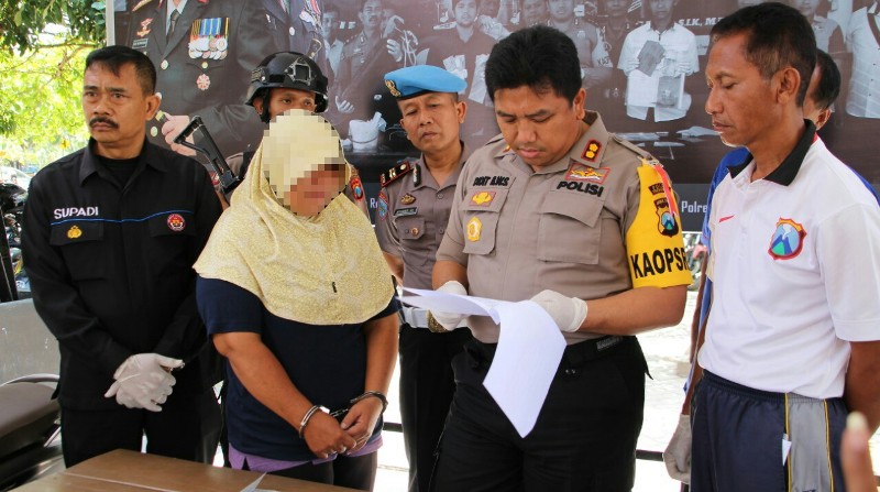 Kapolres Trenggalek, AKBP Didit BWS melakukan konferensi pers penggelapan mobil rental, Jumat (28/9/2018).