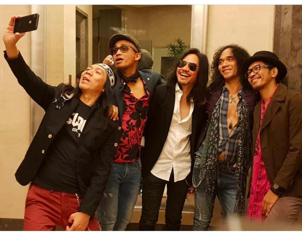 Abdee Slank (tengah) berfoto bersama sebelum Pandemi Covid-19 (Foto: Instagram Abdee)