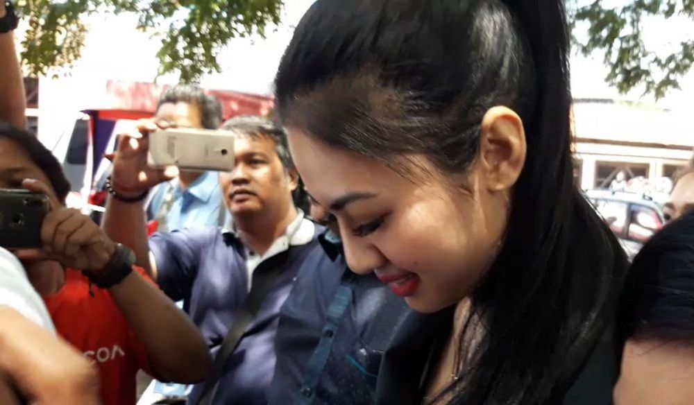 Della Perez, adik mendiang Julia Perez saat tiba di Polda Jatim, Rabu (6/2/2019)