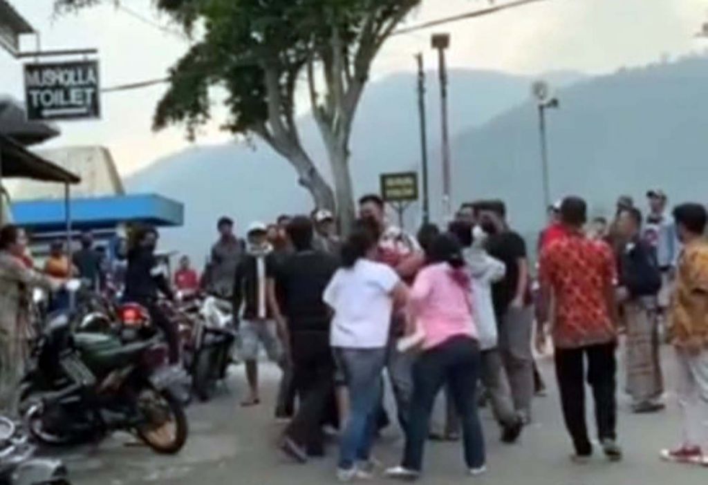 Tangkapan layar video adu jotos di Telaga Sarangan, Magetan yang beredar