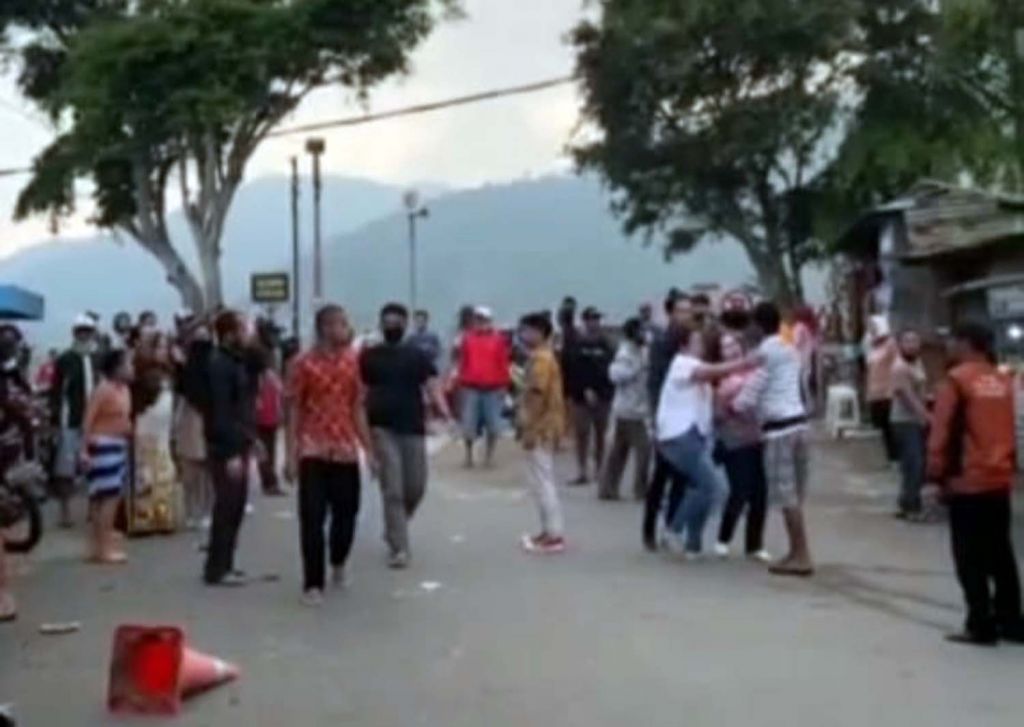 Tangkapan layar video adu jotos di Telaga Sarangan, Magetan yang beredar