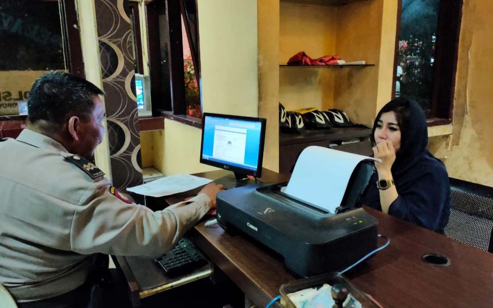 Ni Luh Komang Ayu, advokat cantik yang mengaku jadi korban penganiayaan saat mengadu ke Mapolsek Wonokromo