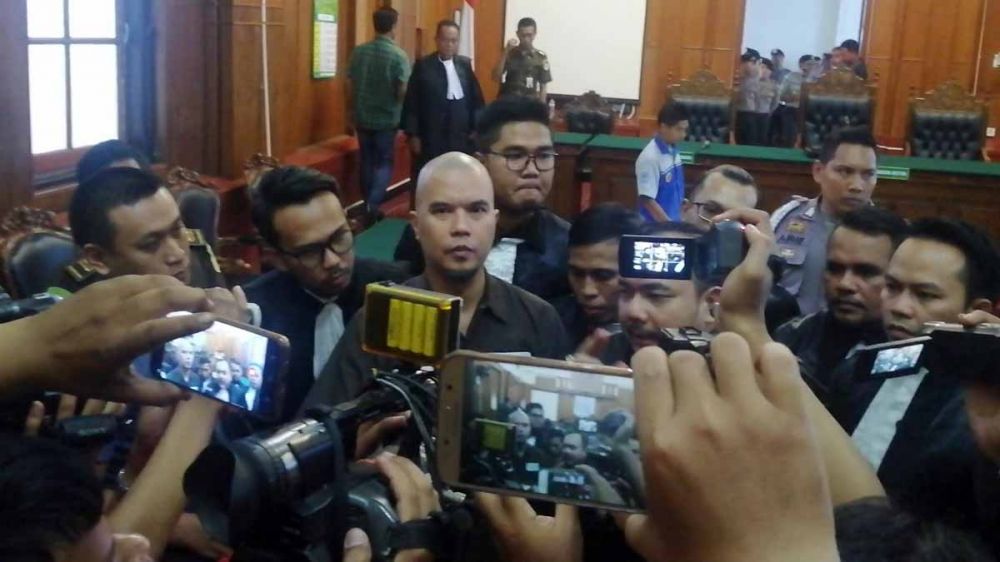 Ahmad Dhani di Pengadilan Negeri Surabaya setelah sidang putusan atau vonis