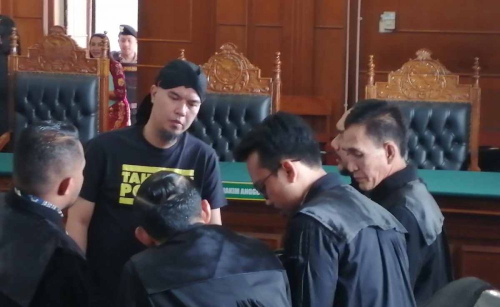 Ahmad Dhani saat menjalani sidang perdana di Pengadilan Negeri Surabaya