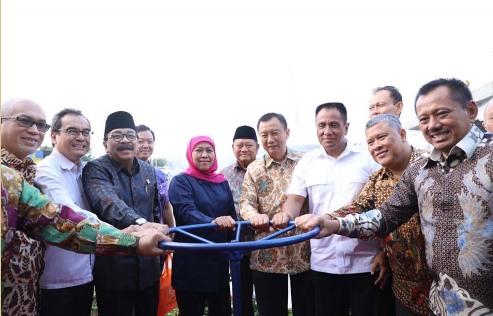 Gubernur Jatim Khofifah bersama forkompimda dan mantan Gubernur Jatim Soekarwo membuka kran air minum umbulan di Porong, Sidoarjo