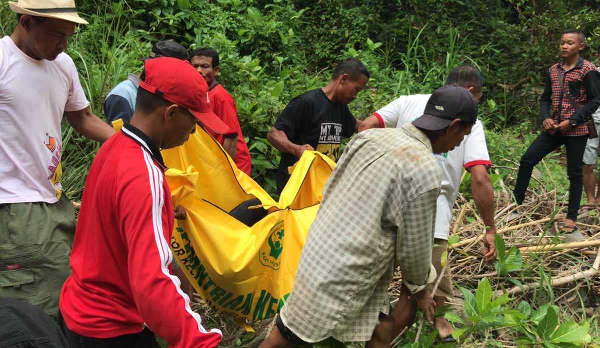 Petugas dibantu warga mengevakuasi jasad korban tewas di Air Terjun Jurug Gue Trenggalek