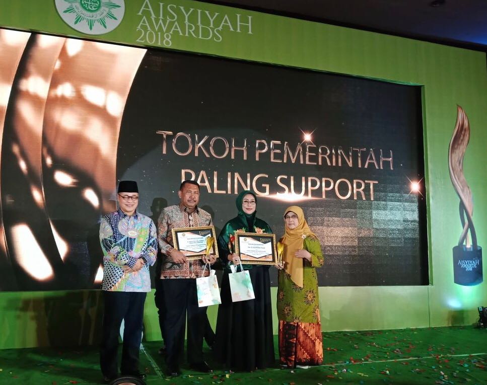 Asyiyah Beri Award ke Gus Ipul Sebagai Tokoh Peduli Perempuan