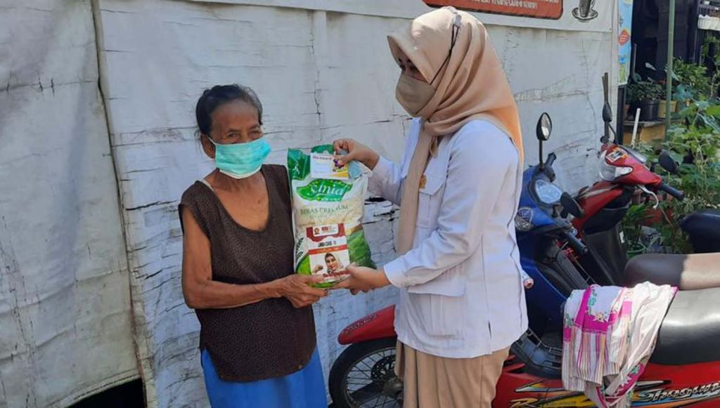 Legislator Gerindra Surabaya ini Blusukan Kampung Bagikan Sembako