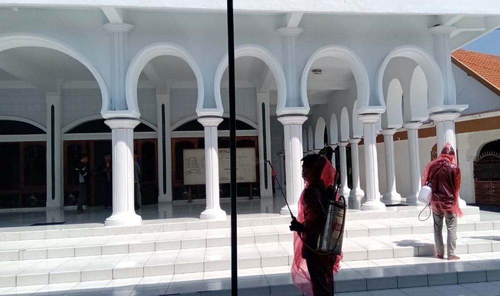 Mahasiwa Jawa Timur Peduli Covid-19 melakukan penyemprotan disinfektan di Masjid Al Jihad Kejawan Putih Tambak, Mulyorejo, Surabaya