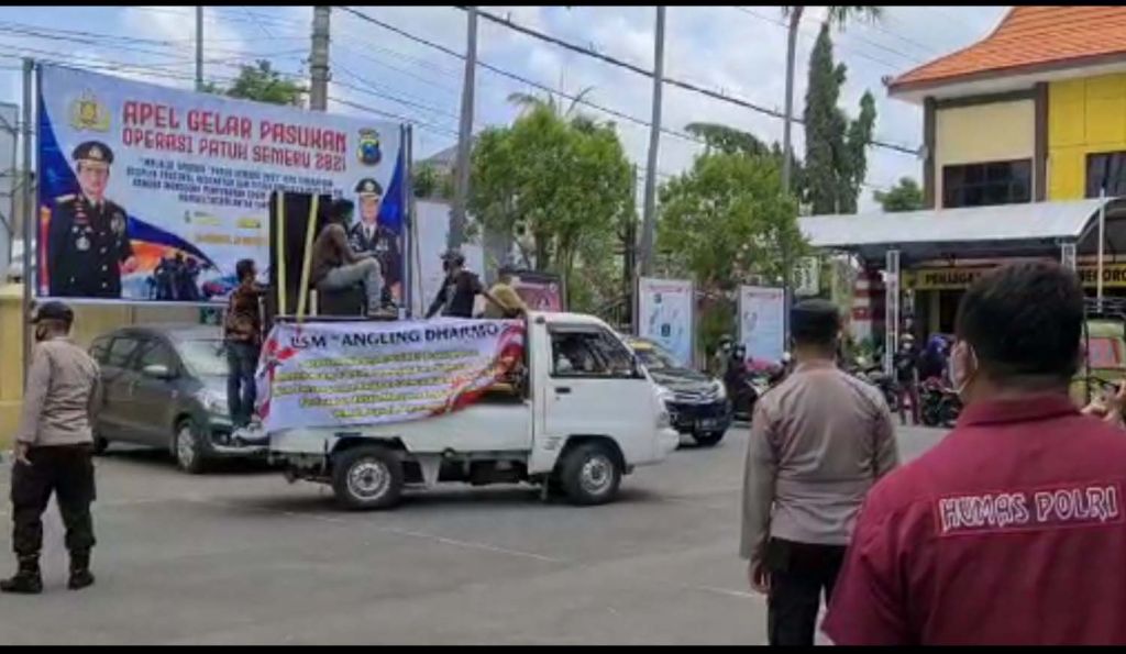 Aksi damai dukung polisi proses aduan terhadap Bupati Bojonegoro Anna Mu'awanah