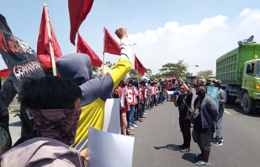 Massa dari Forum Kota (Forkot) saat menggelar aksi di JIIPE Gresik