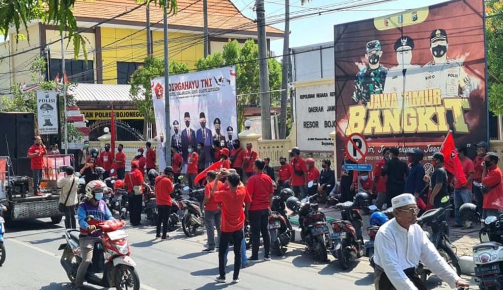 Kader PDIP saat menggelar aksi damai di Mapolres Bojonegoro