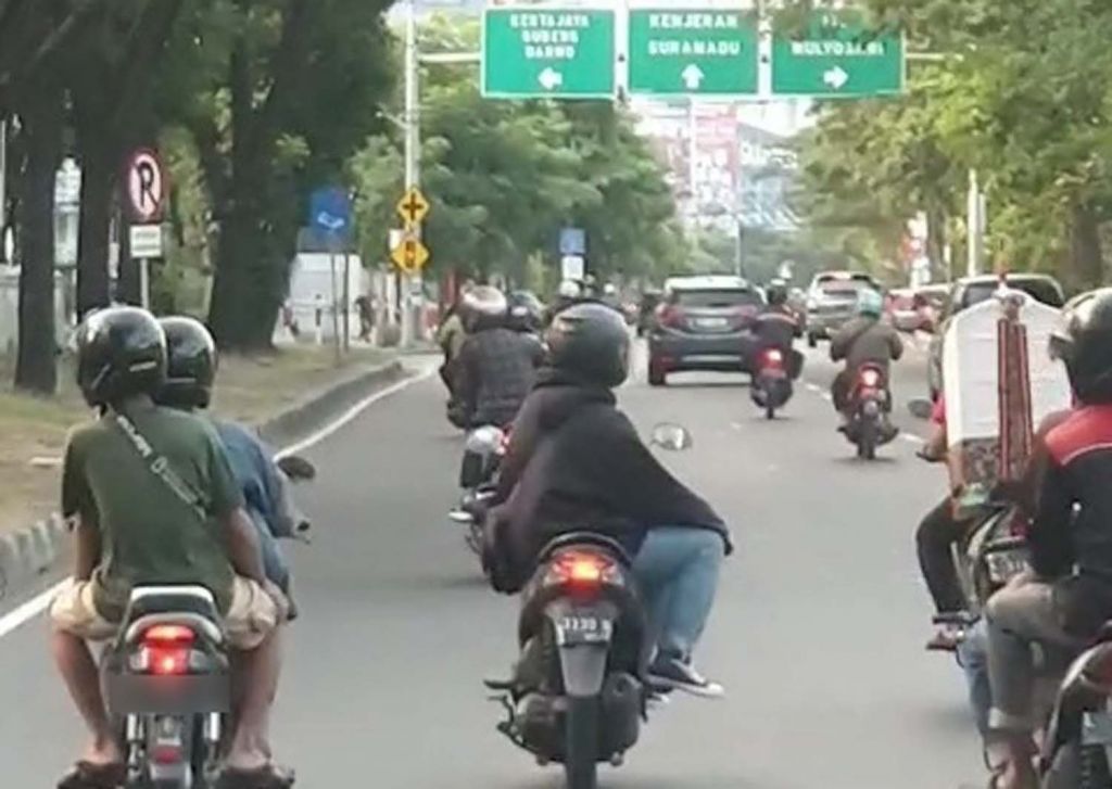 Aksi akrobat pemotor di Jalan Ir Soekarno (Merr), Surabaya