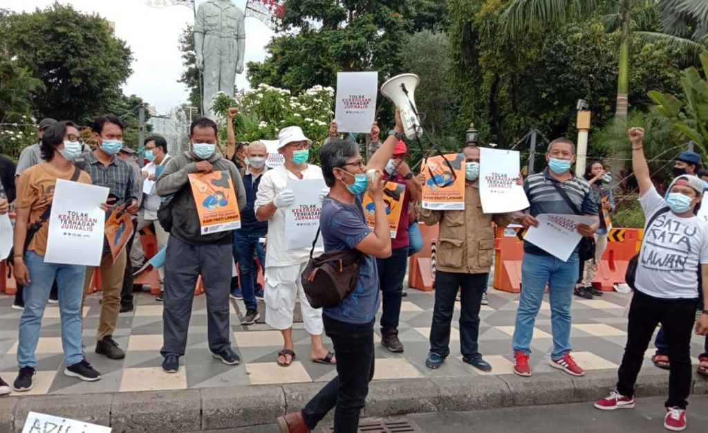 Sejumlah wartawan di Surabaya mendesak Polda Jatim mengusut tuntas kasus kekerasan terhadap Jurnalis Tempo, Nurhadi (Foto: Dok. jatimnow.com)