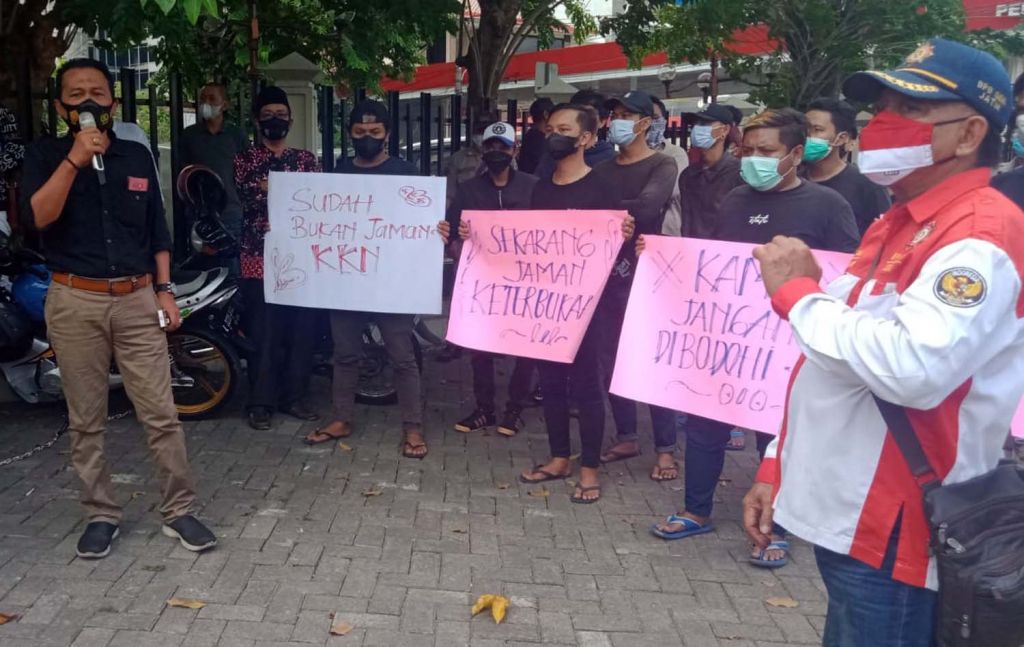 APELLTI dan GKNI saat menggelar protes di depan kantor DKJN Jatim, Jalan Dinoyo, Surabaya