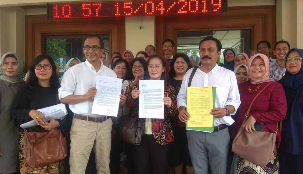 Para wali murid menggelar aksi di Kantor Dinas Pendidikan Jawa Timur, Jalan Gentengkali, Surabaya