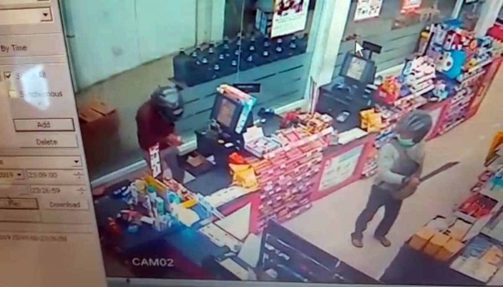 Aksi kedua perampok di Alfamidi Jalan Kenjeran, dekat Makam Rangkah, Tambaksari, Surabaya