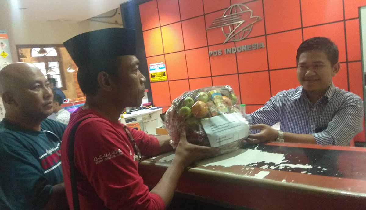 Aktivis 98 di Surabaya saat mengirim paket suplemen otak kepada Andi Arief melalui Kantor Pos Jalan Taman Apsari, Surabaya