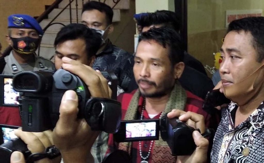 Aktivis Antimasker Yunus Wahyudi (dua dari kanan) ditetapkan tersangka oleh Penyidik Satreskrim Polresta Banyuwangi