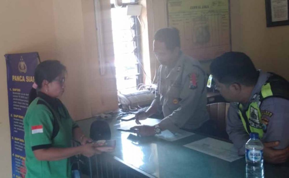 Sumartik, aktivis lingkungan di Mojokerto saat melapor ke polisi