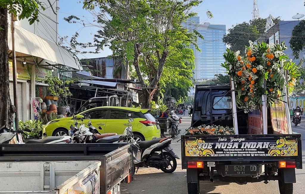 Aktivitas para pedagang bunga di Jalan Kayoon, Surabaya